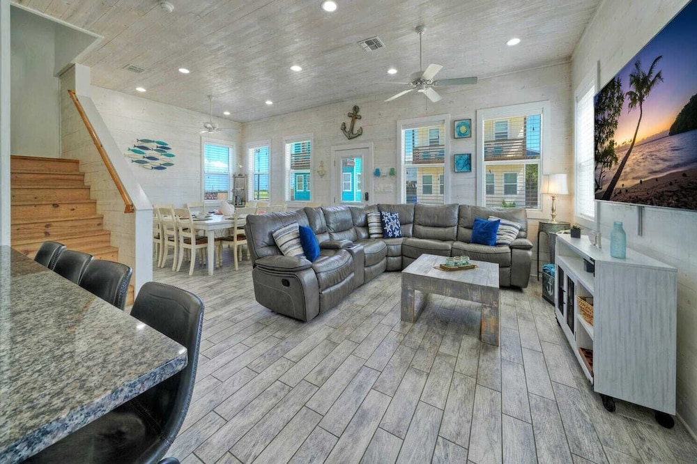 Sleeps 24, 2 Homes 2blocks to the Beach, Pool, Game Room, Patio w/ Outdoor Bar