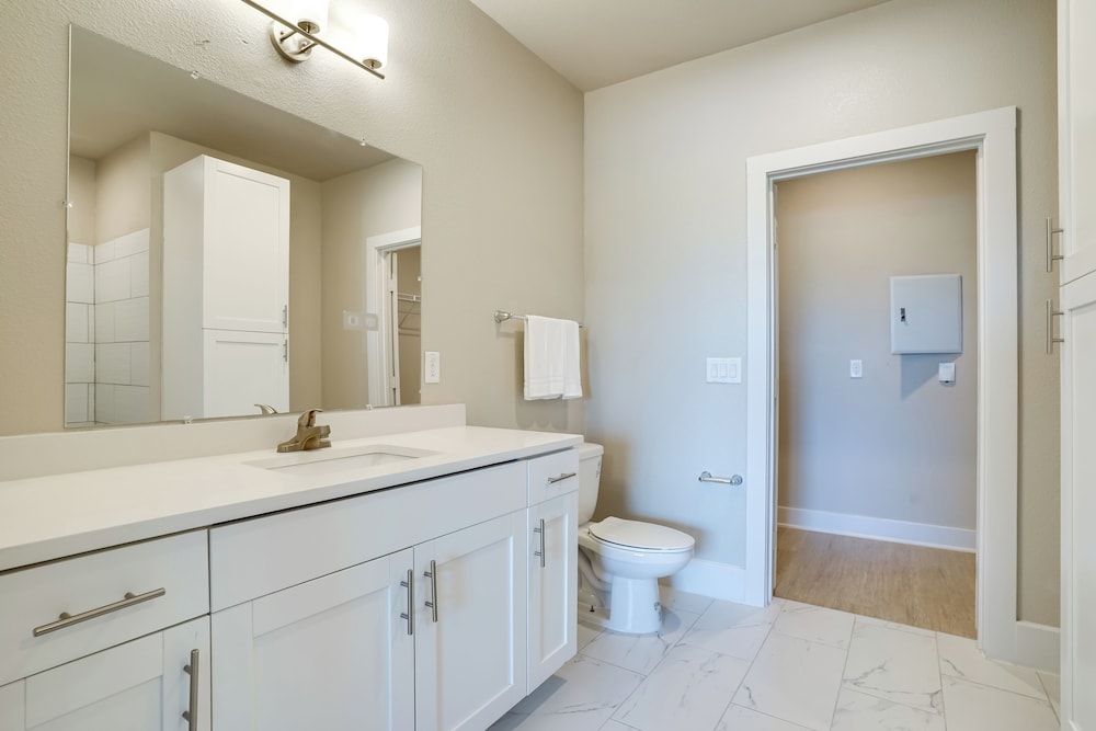 Commute to Fort Worth: Newly Built Apt w/ Pool