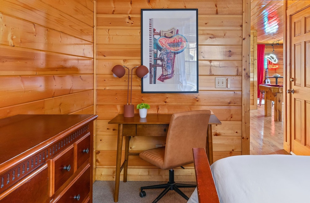 Bears Den Way Resort Cabin w Games Hot Tub View Mins From Dollywood