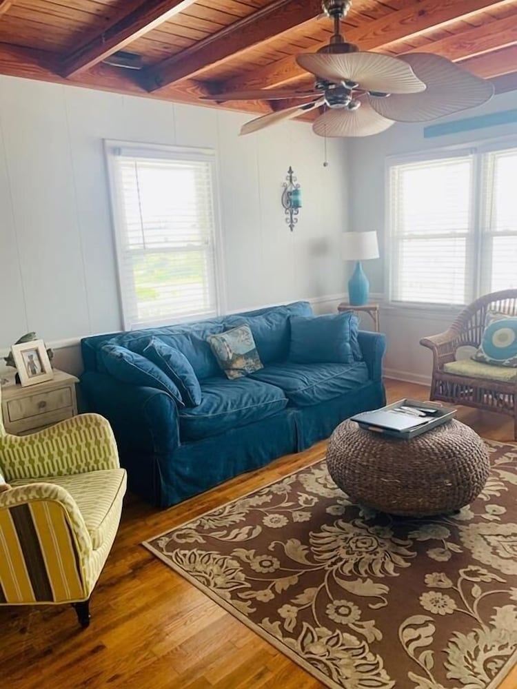 Wayne's World 3 Bedroom Home by RedAwning