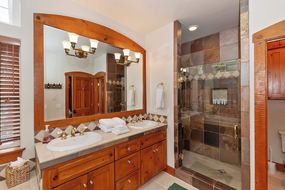 Matterhorn Peak Lodge – Upscale Mountain Escape
