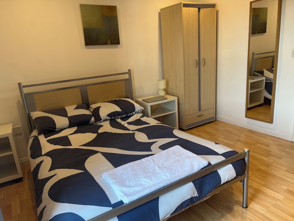 Nantwich - Sleeps 4 - Parking - Town 10mins Walk view 2