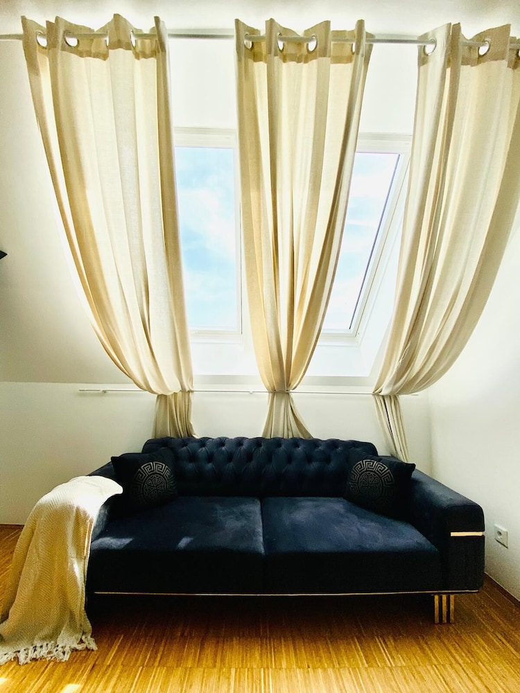 Comfy 3BR Apt With Living Room Balcony