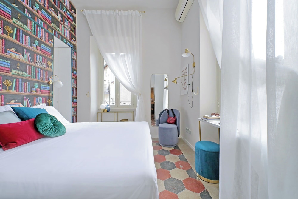 Belle Epoque House of Mirror