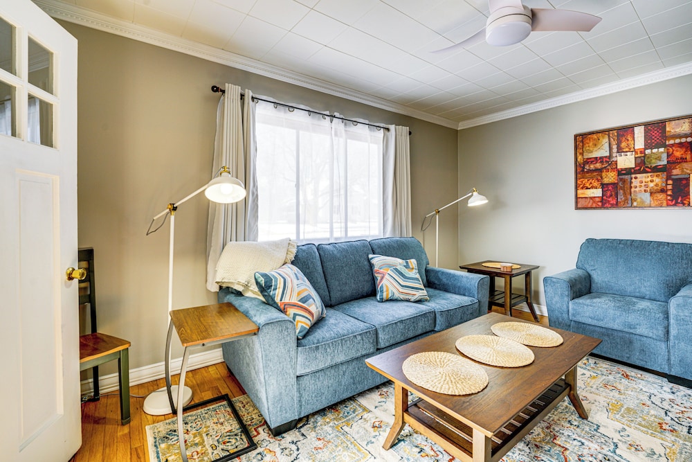 < 1 Mi to Dtwn Clawson! Family Retreat w/ Yard
