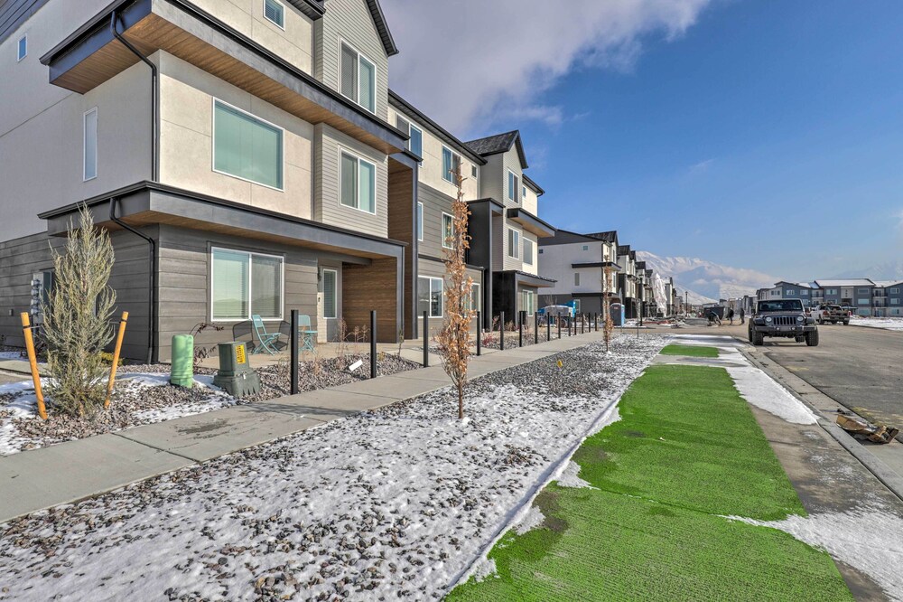 Modern Mountain Townhome - Ski Nearby view 4