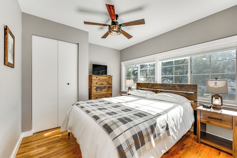 Steps to Estes Lake: Mtn-view Hideaway w/ Hot Tub!