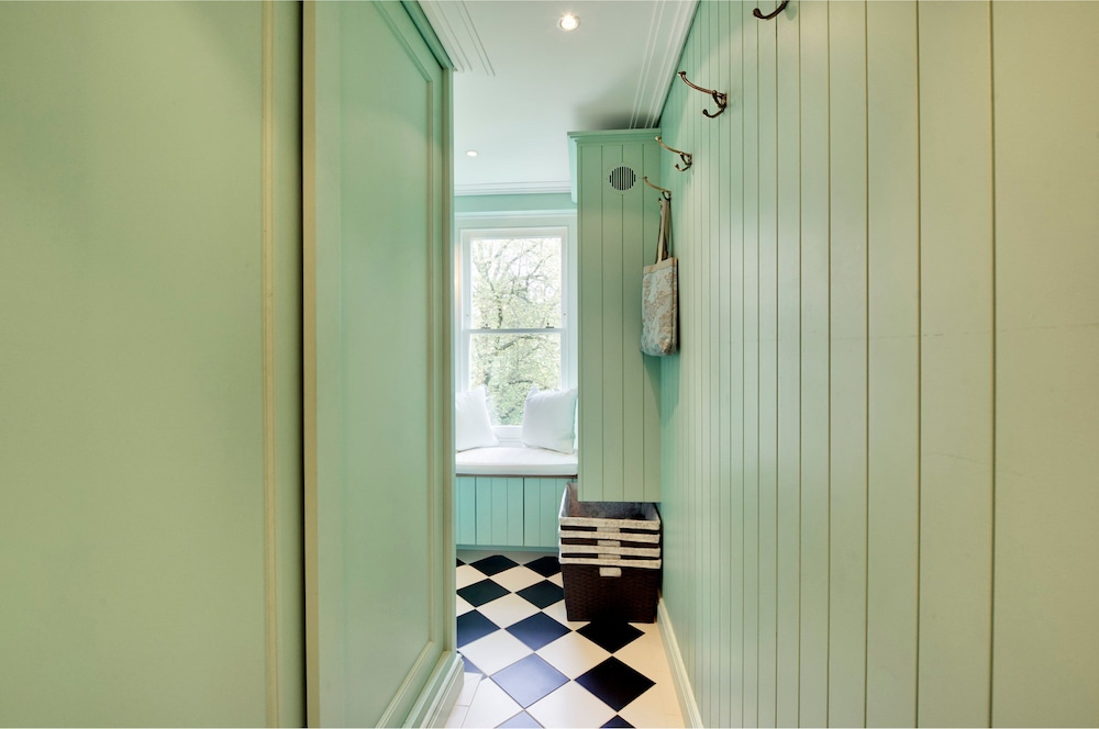 Stunning and Unique 2 Bedroom Apartment in Little Venice West London