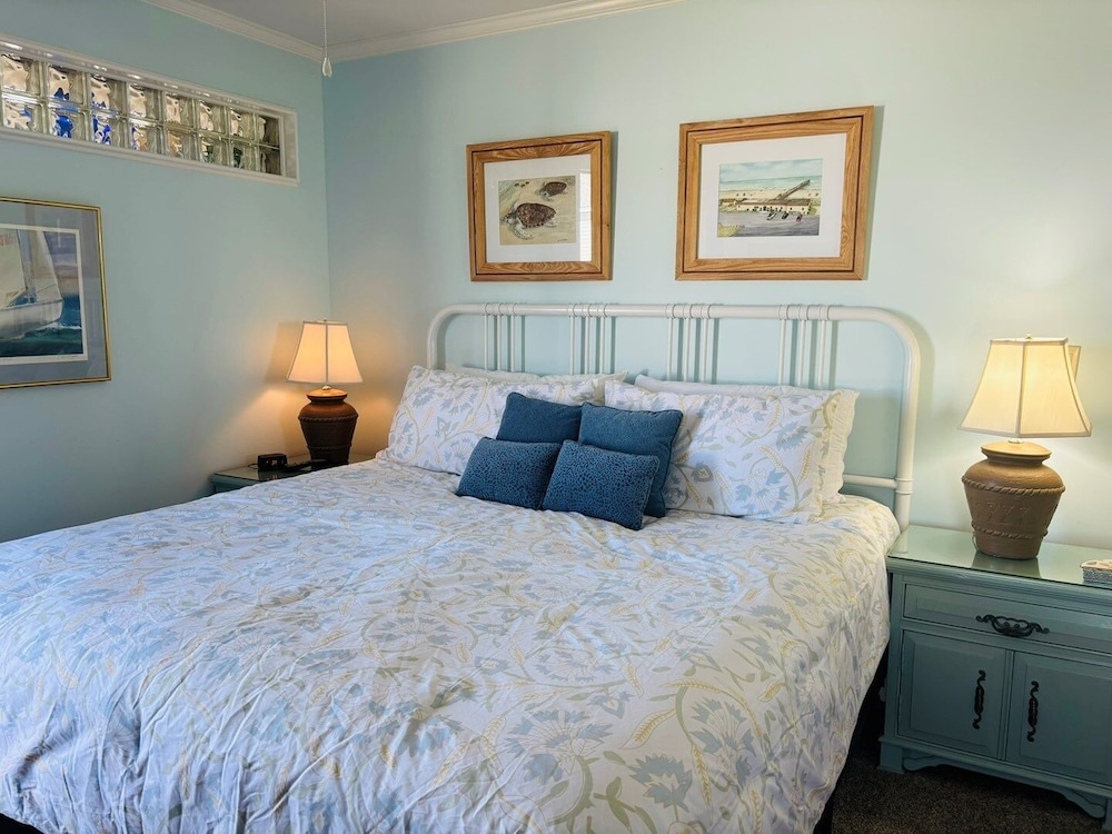 Clamelot 4 Bedroom Home by RedAwning