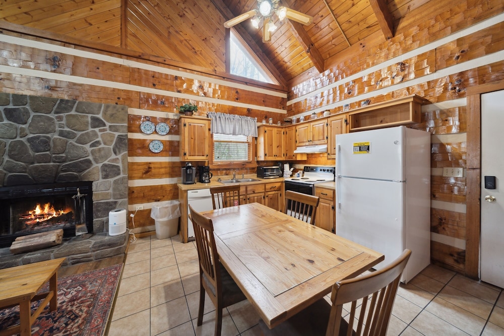 An Affair To Remember 1 Bedroom Cabin by Heavenly Views Resort view 3