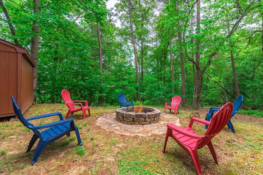 Ricks Retreat-log Cabin Near Blue Ridge hot tub view 5