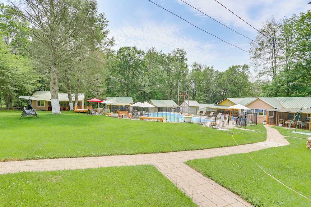 5 Mi to Monticello Raceway: Cabin w/ Pool Access!