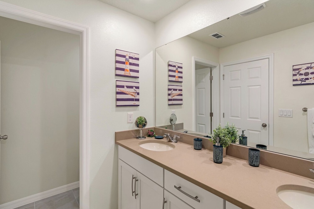 Orlando Adventure Awaits 4BR Townhouse