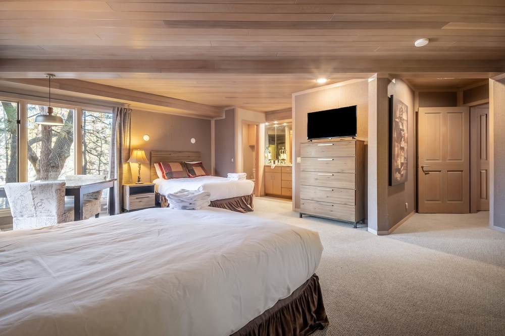 Heavenly Valley by Avantstay Home w Pool Sauna Hot Tub Game Room Tennis Crt Basketball Crt