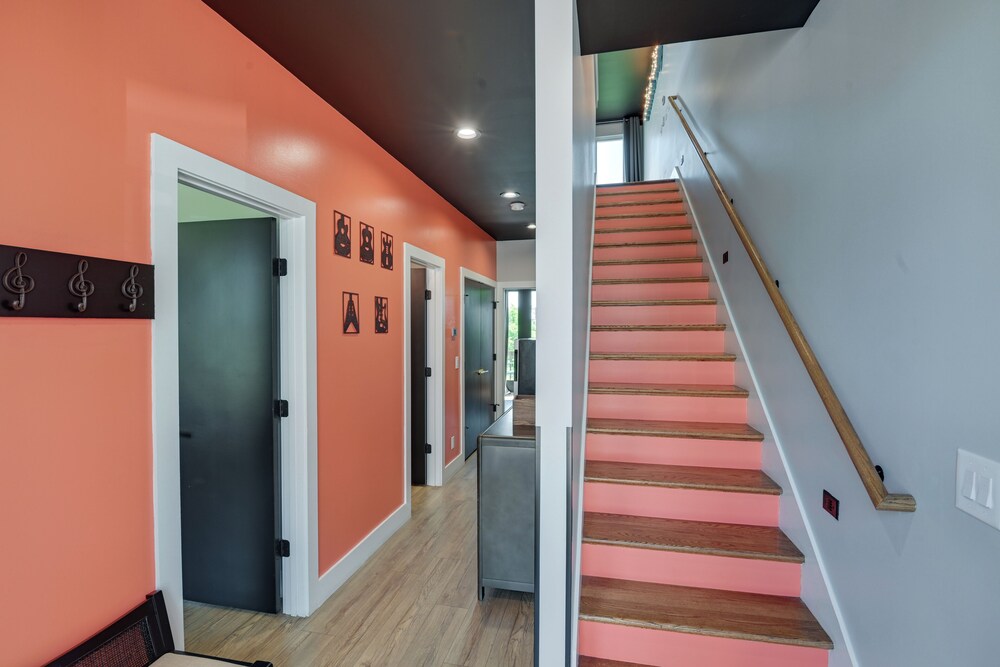 Skyline Views: Nashville Townhome 3 Mi to Broadway