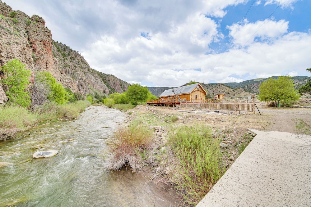 Creekside Cabin w/ Deck & Views in Panguitch!