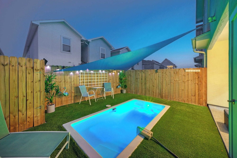 Peaceful Paradise Private Pool, Balcony Views + 5 Mins to Whitecap Beach