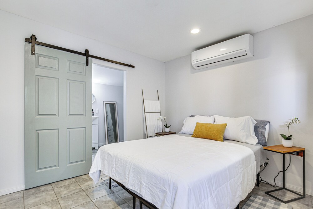 3 Mi to Coachella: Quaint Studio w/ Shared Yard!