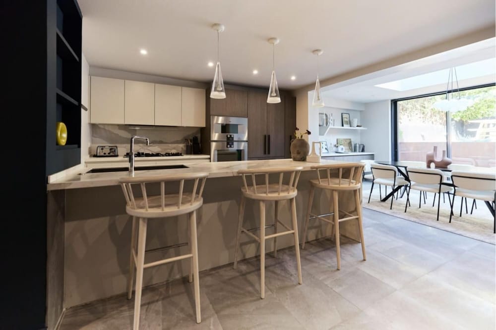 The Swiss Cottage Wonder - Glittering 2bdr House With Garden