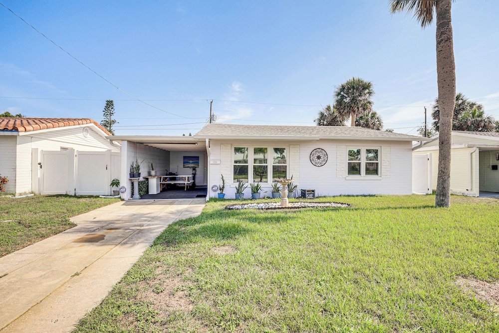 Walk to Ocean: Cozy Home w/ Yard in Ormond Beach!