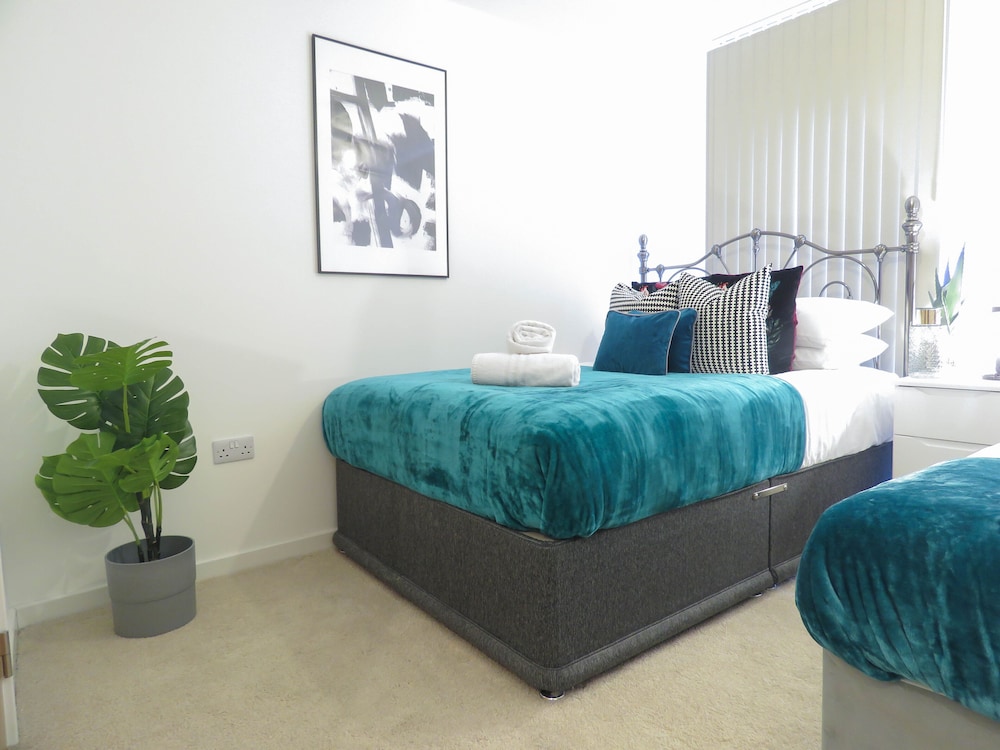 Tudors eSuites Apartment with 4 Beds view 5