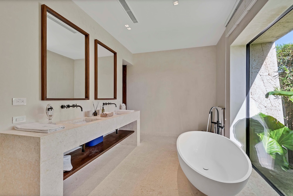 Magnificent 5BR Modern Tropical Villa With Pool