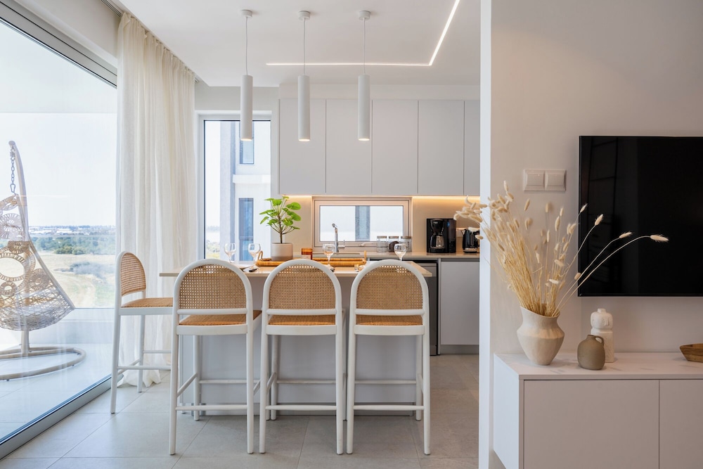 Aelia Chic 2-BR Apt & Balcony in Larnaca