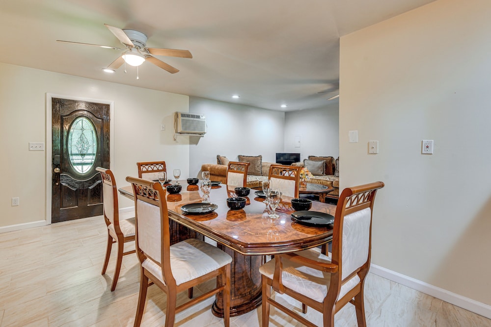 Waterfront Home w/ Deck & Yard, 4 Mi to Farmville!