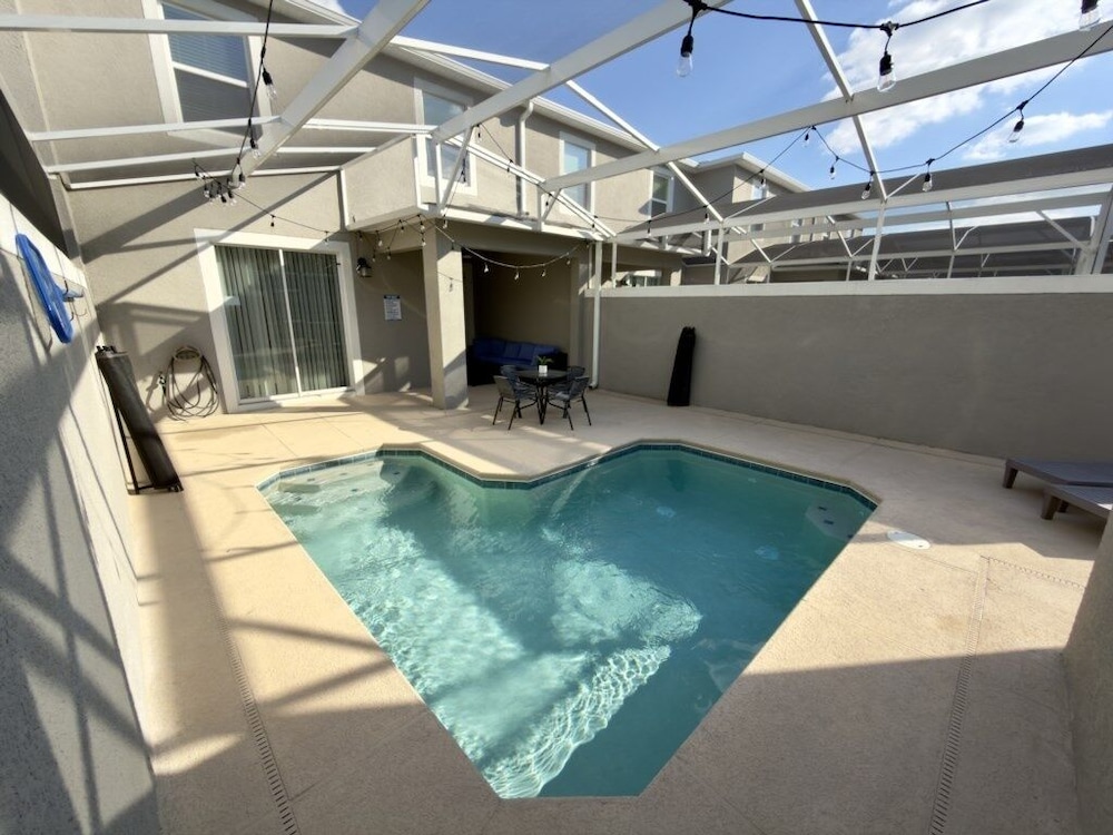 Stunning 4 Bed Townhome With Splash Pool-1160ks 4 Bedroom Townhouse