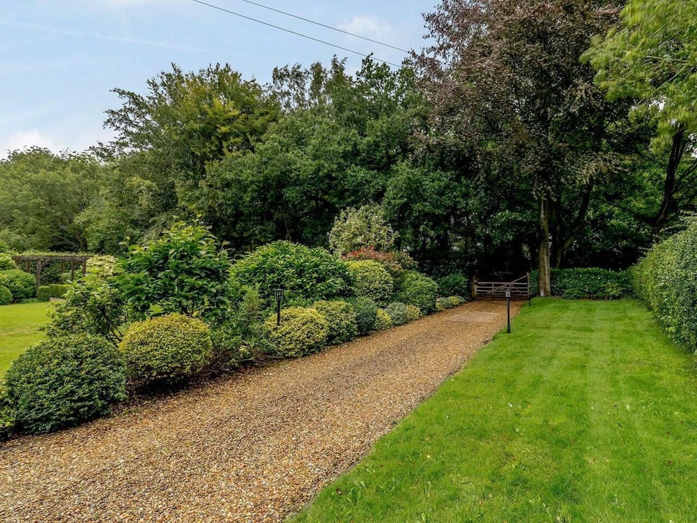 Knutsford Vacations - Charming 2-bed Cottage, Beautiful Views, Knutsford - Property Image 10