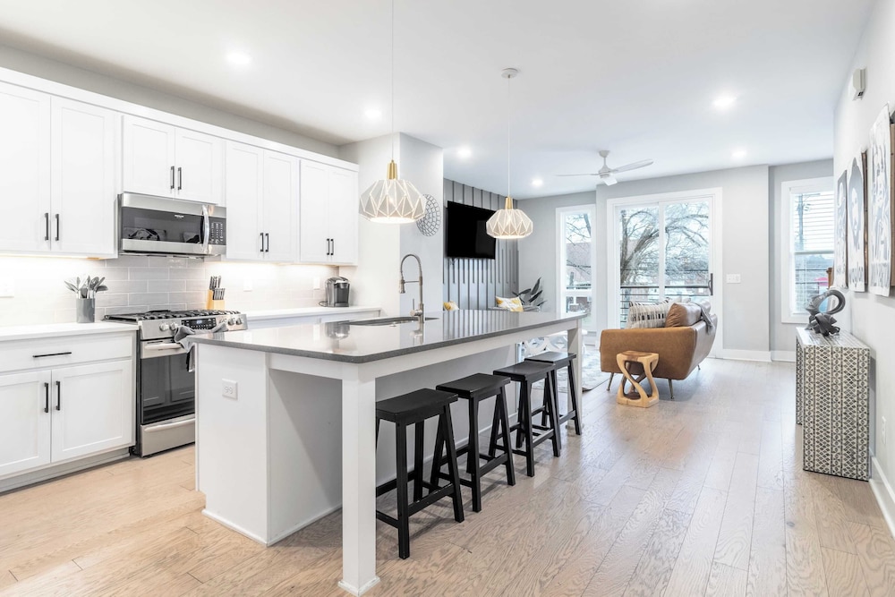 Monty by Avantstay 4bdr 4ba, Balcony w/ Outdoor Seating, 5mins to DT