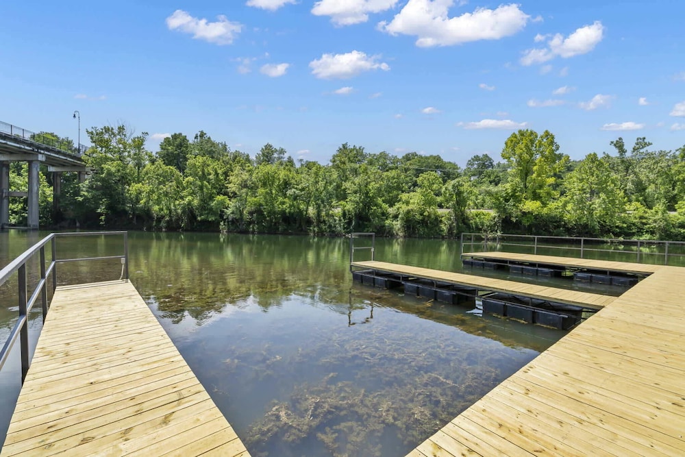 Modern Yote Condo at Roark Creek