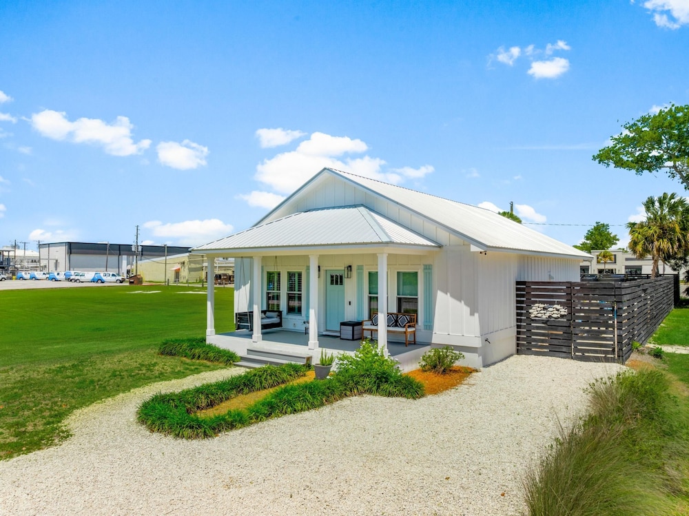 Beach House - 6th Street Retreat by PHG