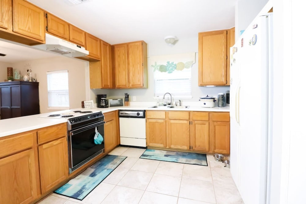 Sunny Daze Walk to Beach 2 Decks Pet Friendly