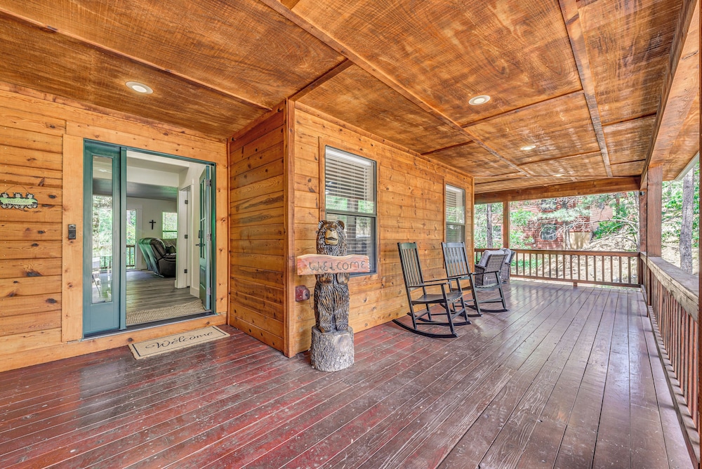 1 Mi to Grindstone Lake: Modern Ruidoso Retreat!