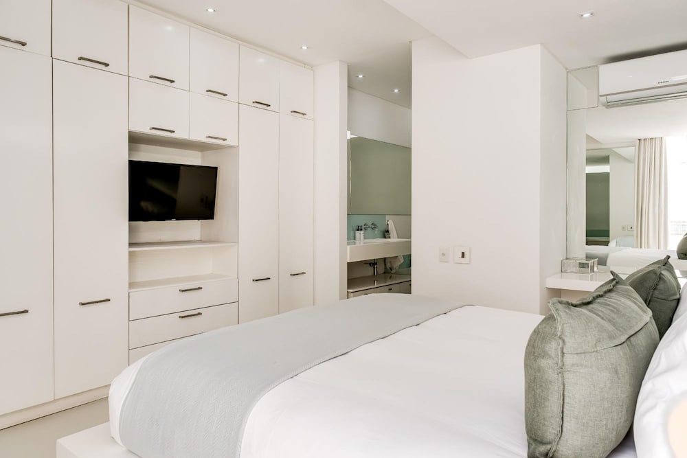Villa Bleu Blanc in Camps Bay With Pool and Views