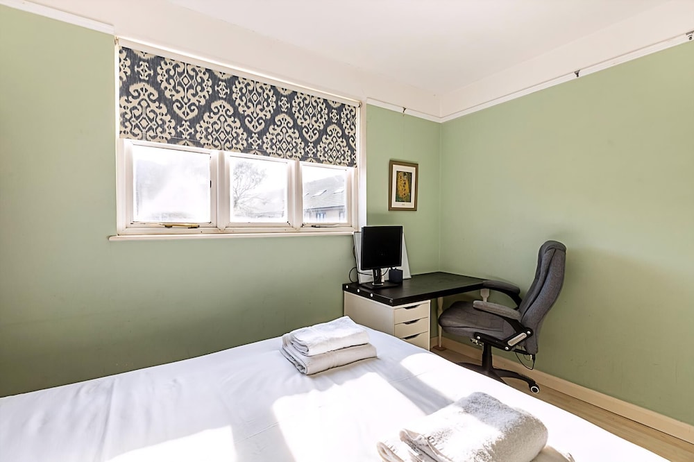 Stylish & Spacious 3-bed Home in Vibrant Bow