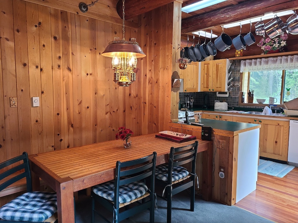 Two Bedroom Real Log Cabin With Wifi and EV Char ger