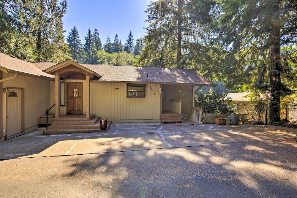 Spacious Kalama Studio w/ Riverfront Deck!