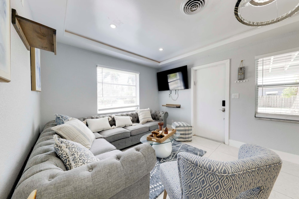 Patio & Heated Swim Spa Access: Home in Hollywood