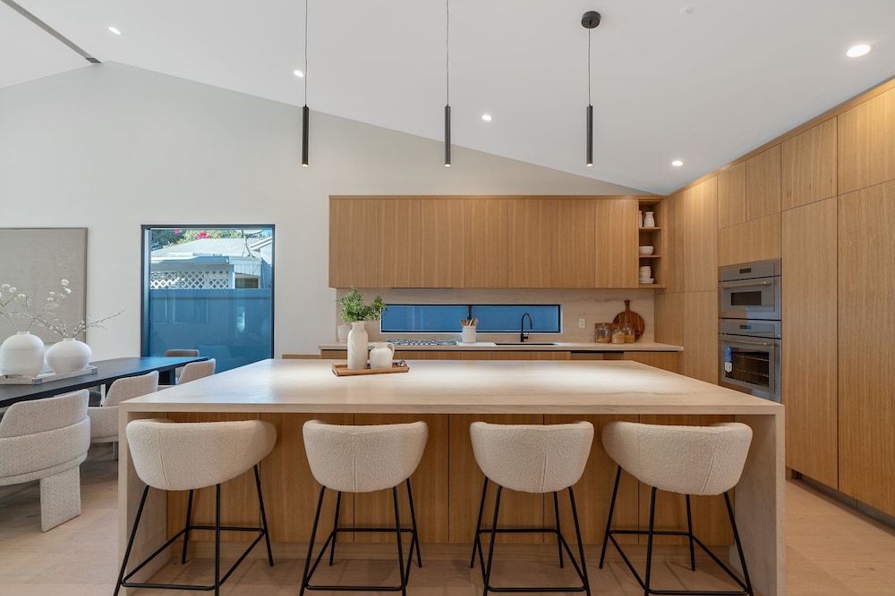 Noble Modern - Urban Sanctuary in Sherman Oaks With Poolside and Patio
