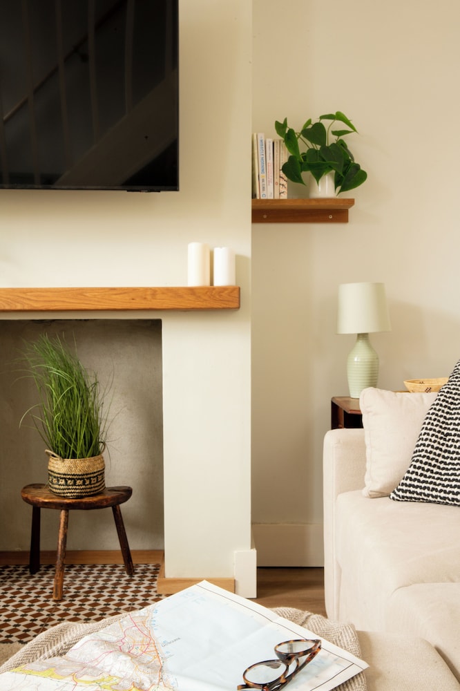 Leaf Cottage I By Huluki Sussex Stays