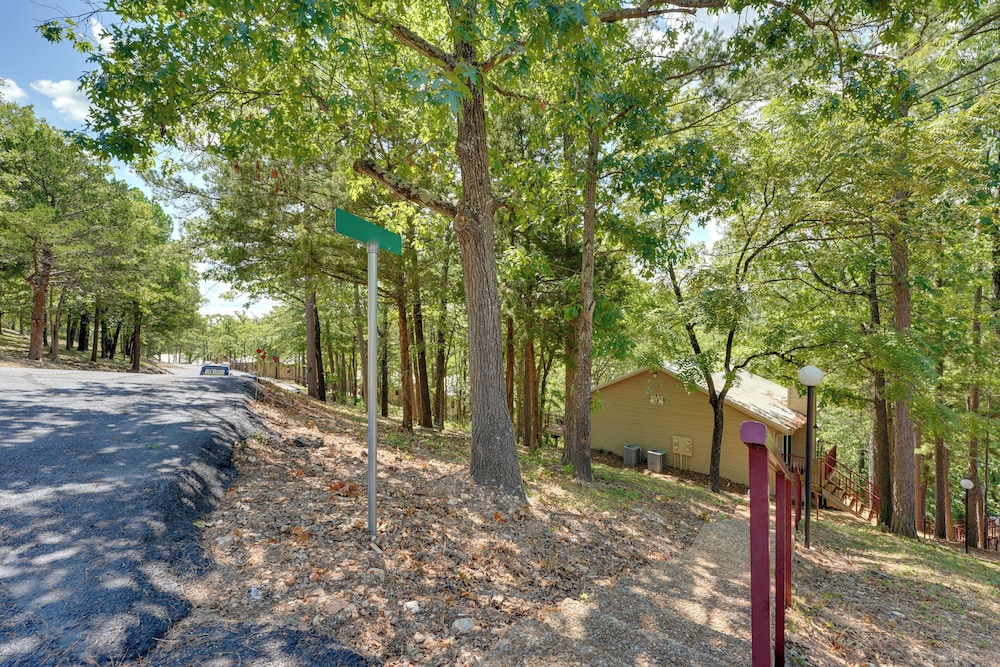 3 Mi to Table Rock Lake: Cozy Cabin in the Woods!