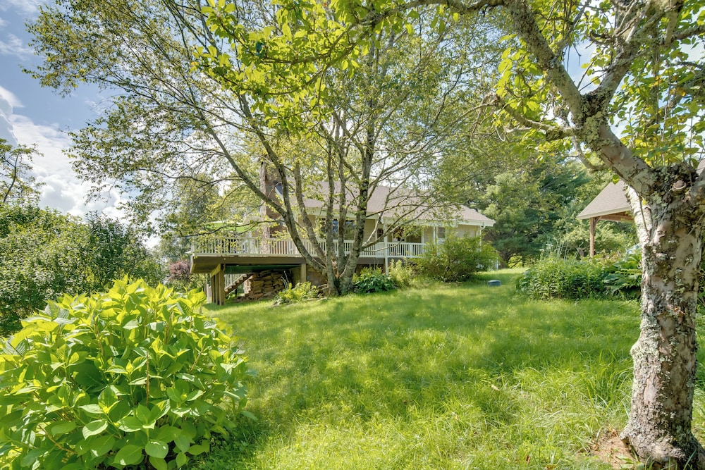 Getaway w/ Guest House - 6 Mi to Lake Glenville!