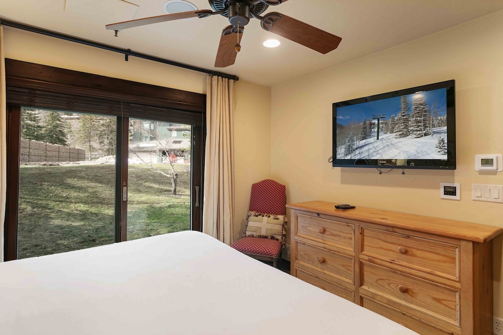 1617 - Six Bedroom plus Den Lakeside 6 Condo