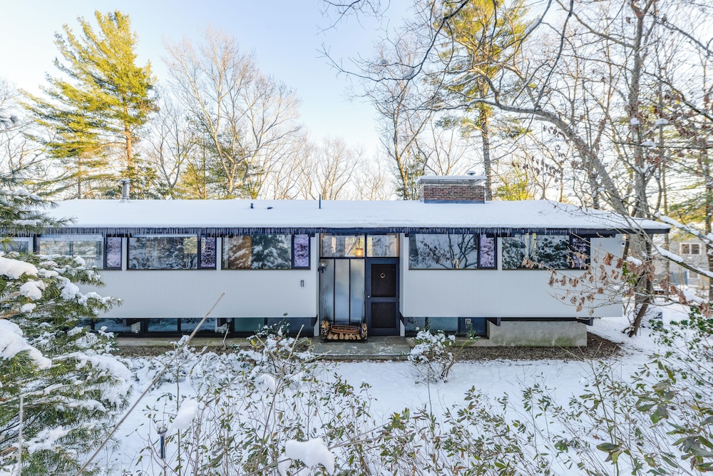 Trail Access On-site: Gorgeous MCM Deck House!