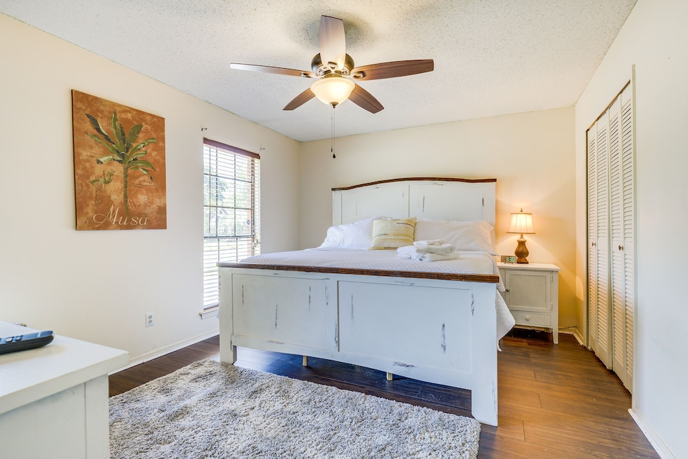 Family-friendly Mobile Retreat w/ Spacious Yard! view 2