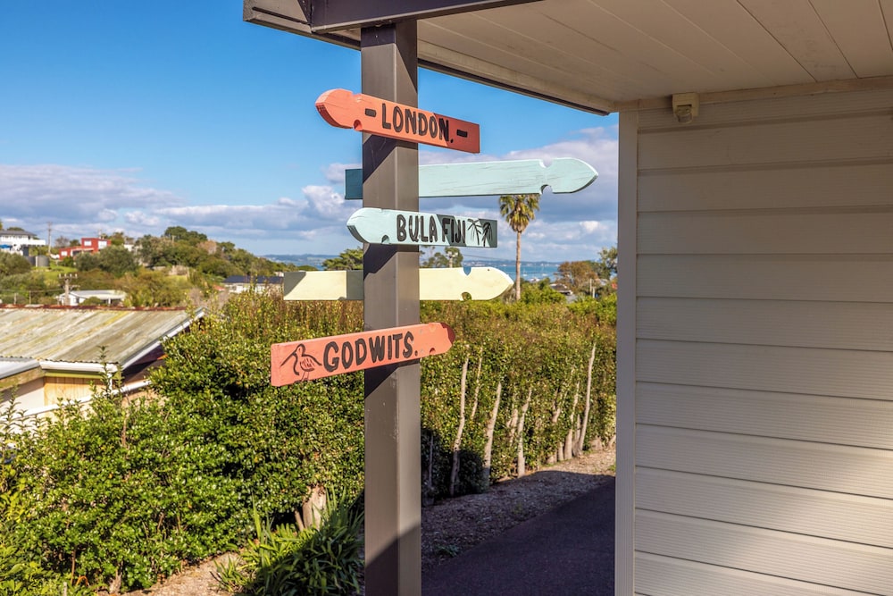 Matai Cottage in Oneroa with Sea Views