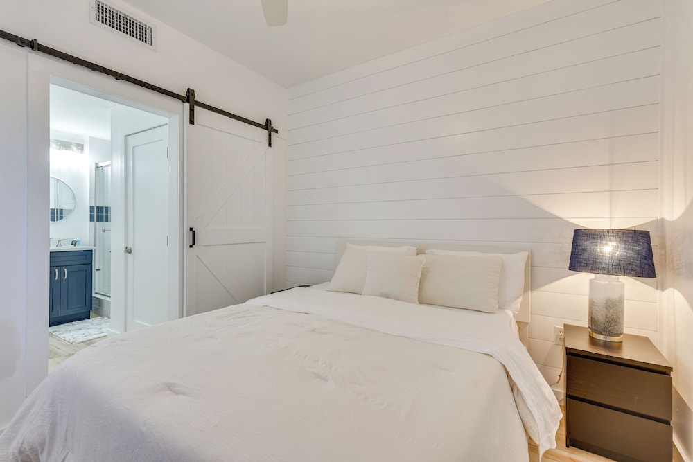 Walk to Sand! Modern Okaloosa Island Condo