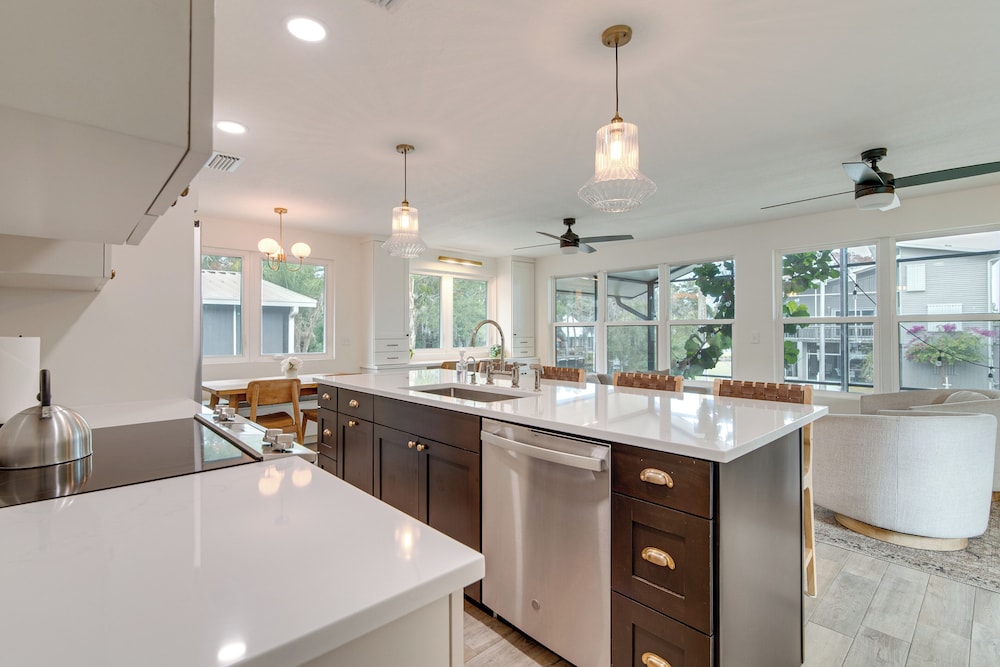 Waterfront Gem on Weeki Wachee River w/ Boat Slip!